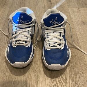 Nike Kyrie Boys Basketball Shoes Size 6